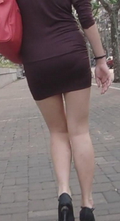 街拍超短裙紧身身材好腿白