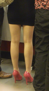 跟拍超短裙美腿少妇