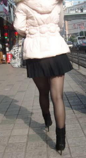 街拍黑丝性感少妇