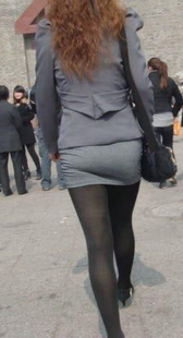 街拍黑丝包臀性感少妇清晰内痕迹