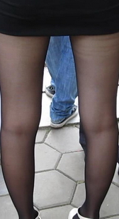 近距离拍摄黑丝短裙少妇