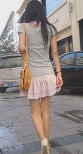 街拍清爽的少妇身材好