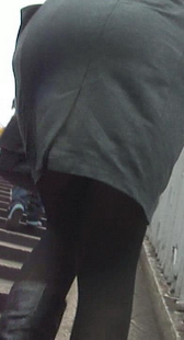 街拍白领短裙太紧好大屁股