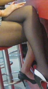 近距离拍摄黑丝短裙夹得紧