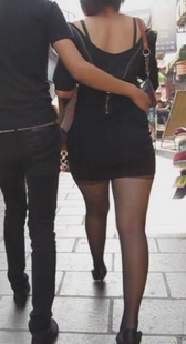 跟拍紧身黑丝成熟少妇