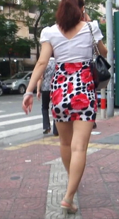 跟拍花裙少妇走路严重变形