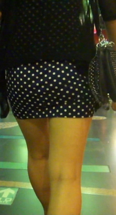 近距离拍摄超短裙性感少妇