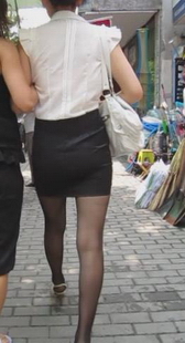 街拍黑丝紧身少妇