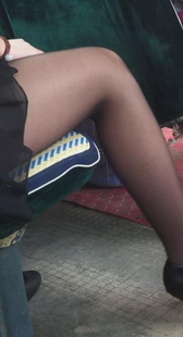 跟拍肉丝超短裙少妇