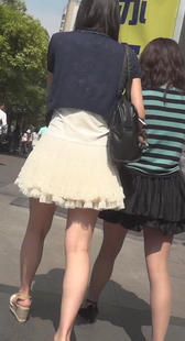 街拍两个短裙小少妇