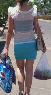 街拍透明上衣性感短裙少妇