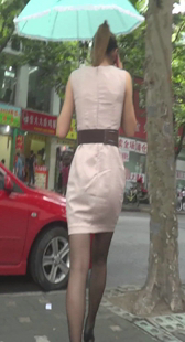 街拍性感黑丝短裙紧身少妇