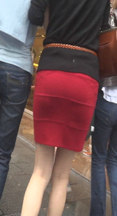 街拍性感红裙少妇身材好屁股翘