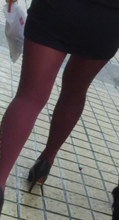 街拍红丝短裙少妇