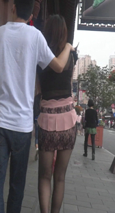 跟拍黑丝短裙少妇