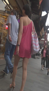 街拍性感短裙少妇穿着暴露