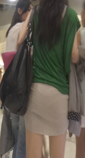 跟拍灰裙紧身小少妇