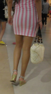 跟拍紧身裙少妇身材好