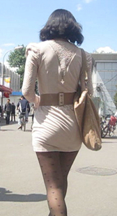 街拍黑丝超短裙少女