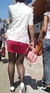 红裙少妇走路好会扭