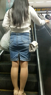 紧身牛仔裙包臀小妹子