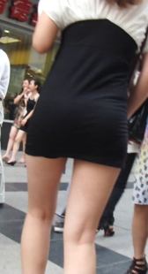 跟拍性感高挑短裙少妇