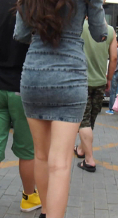 街拍紧身牛仔裙屁股圆又翘