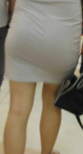 街拍贴身紧裙少妇