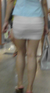 跟拍紧身超短裙小少妇