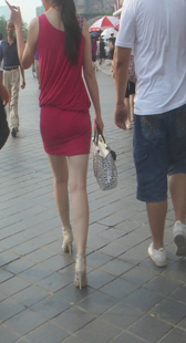 街拍红裙紧身高跟少妇