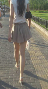 跟拍性感花裙少妇