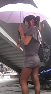 性感黑丝少妇在等车