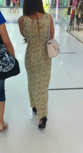 少妇裙子如此的长