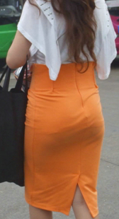 近距离跟拍紧身包裙少妇