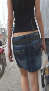 跟拍牛仔裙长腿少妇