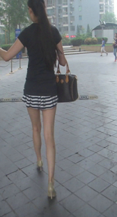 跟拍两个性感美腿少妇