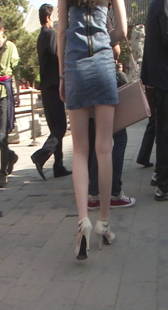 街拍紧身长腿短裙少妇