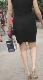 长时间跟拍黑裙紧身少妇