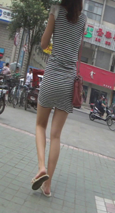 跟拍紧身长腿连衣裙少妇