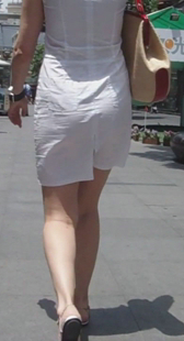 近距离跟拍透明白裙少妇