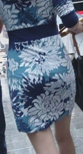 跟拍花裙少妇身材好