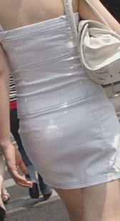 街拍性感少妇身材好