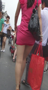 街拍红裙美腿少妇
