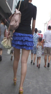 近距离跟拍长腿性感花裙少妇