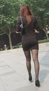 跟拍黑丝性感长腿少妇