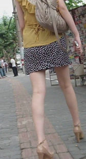 斑点短裙细长美腿