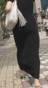 街拍性感黑裙少妇