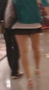 商场跟拍超短裙小妹