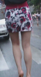 极品性感花裙白皙大腿