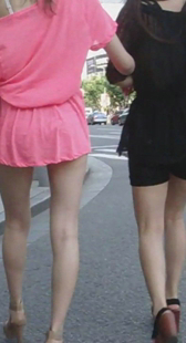 街拍两性感长腿小妹